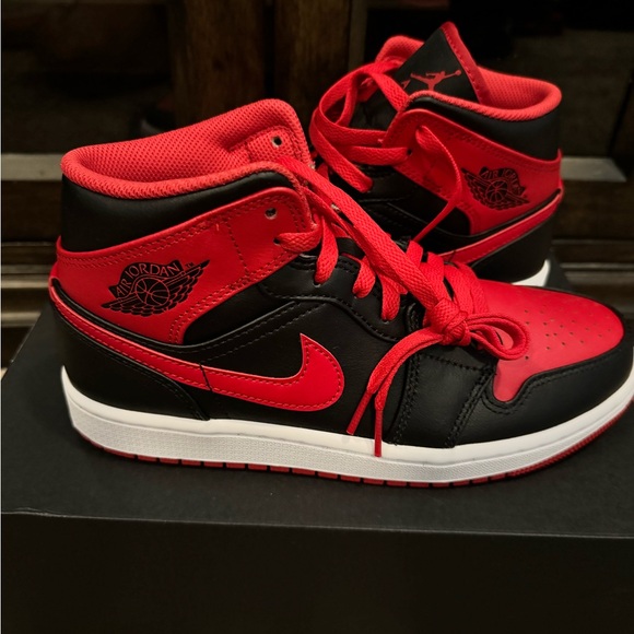 AIR JORDAN 1 MID (Black/Fire Red-White) - Picture 8 of 11